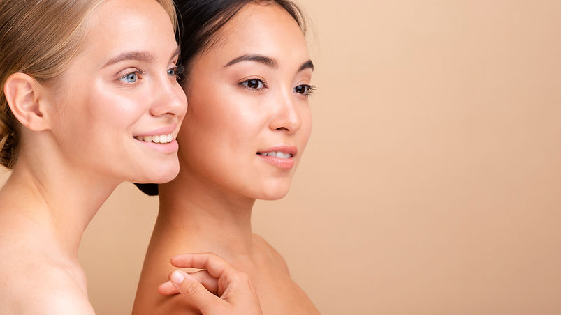 close-up-smiley-models-posing-together.jpg