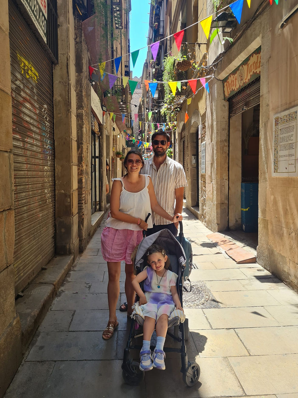 Tinne met haar man Romain en dochter Elisa in Barcelona
