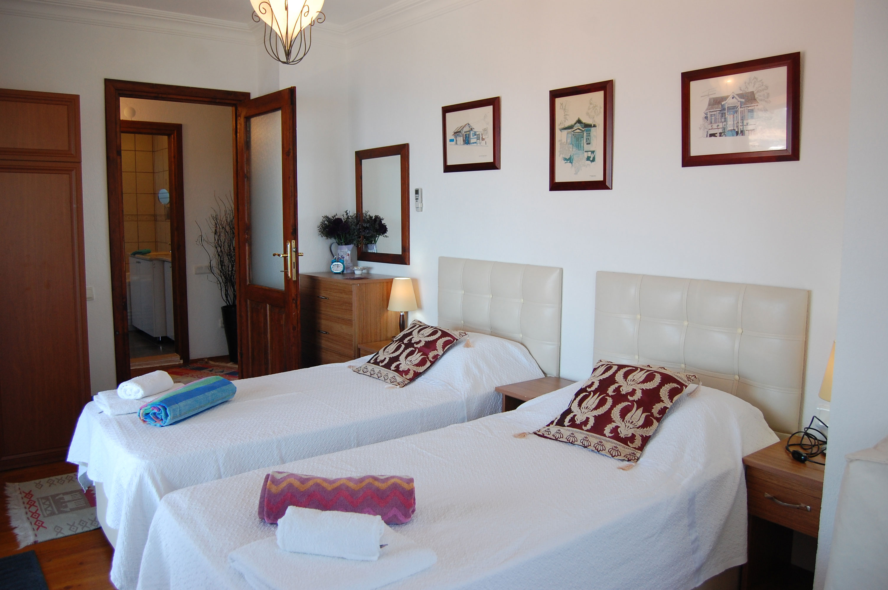 Bedroom 2 as a twin - family suite