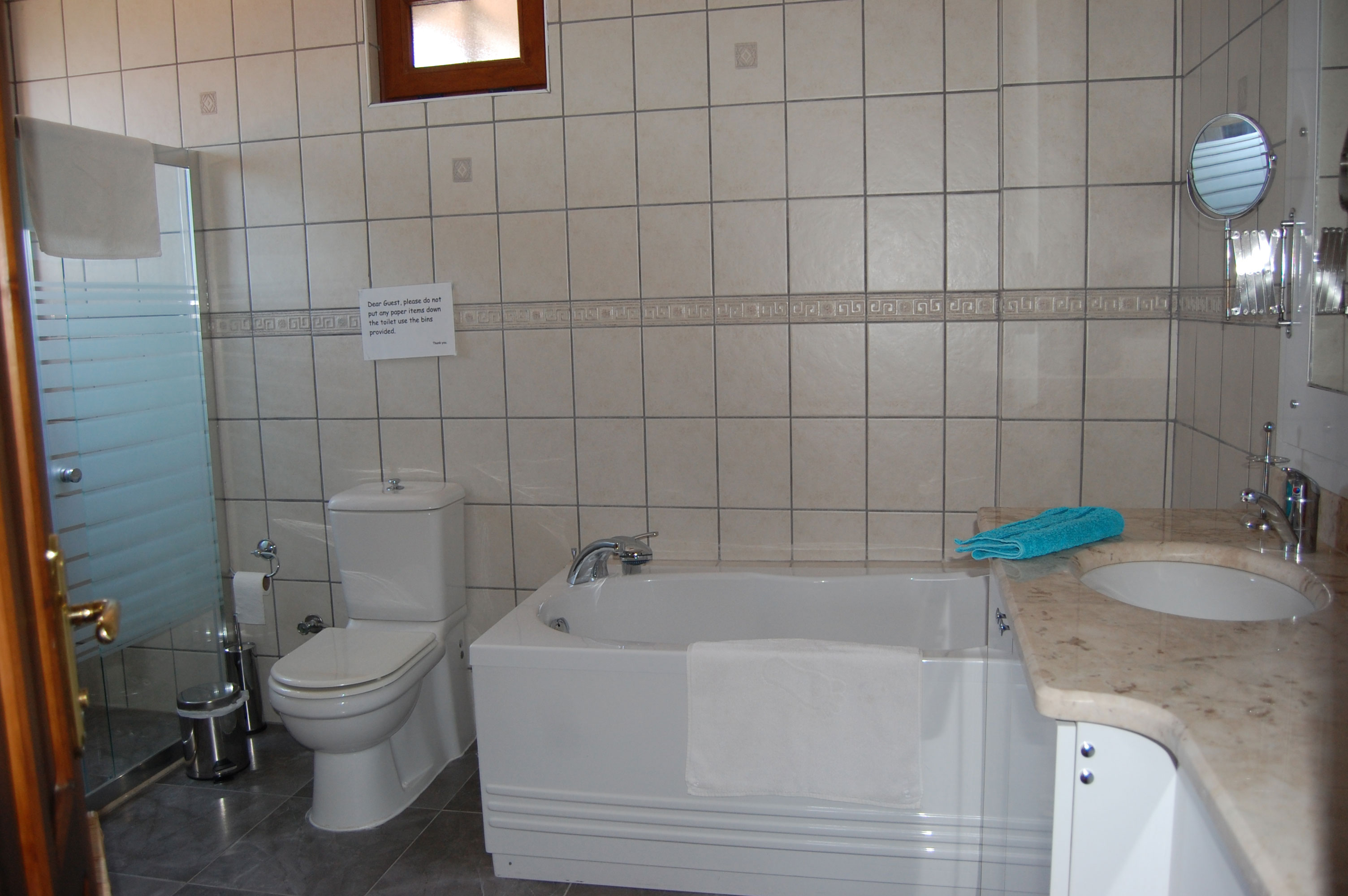 Family suite bathroom & jacuzzi bath