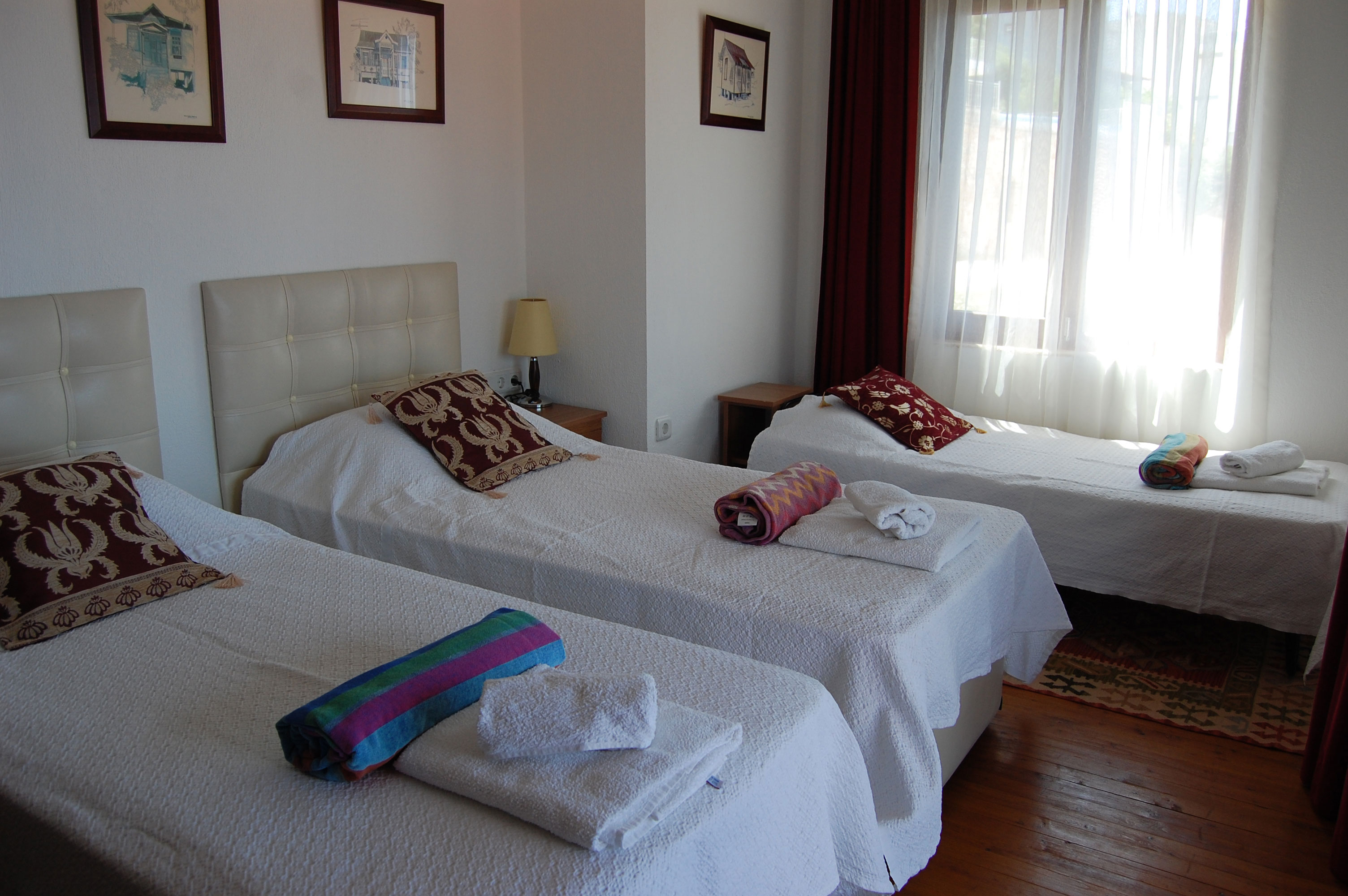 Bedroom 2 as a triple - family suite
