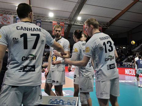 Les Bleus tombent face au leader