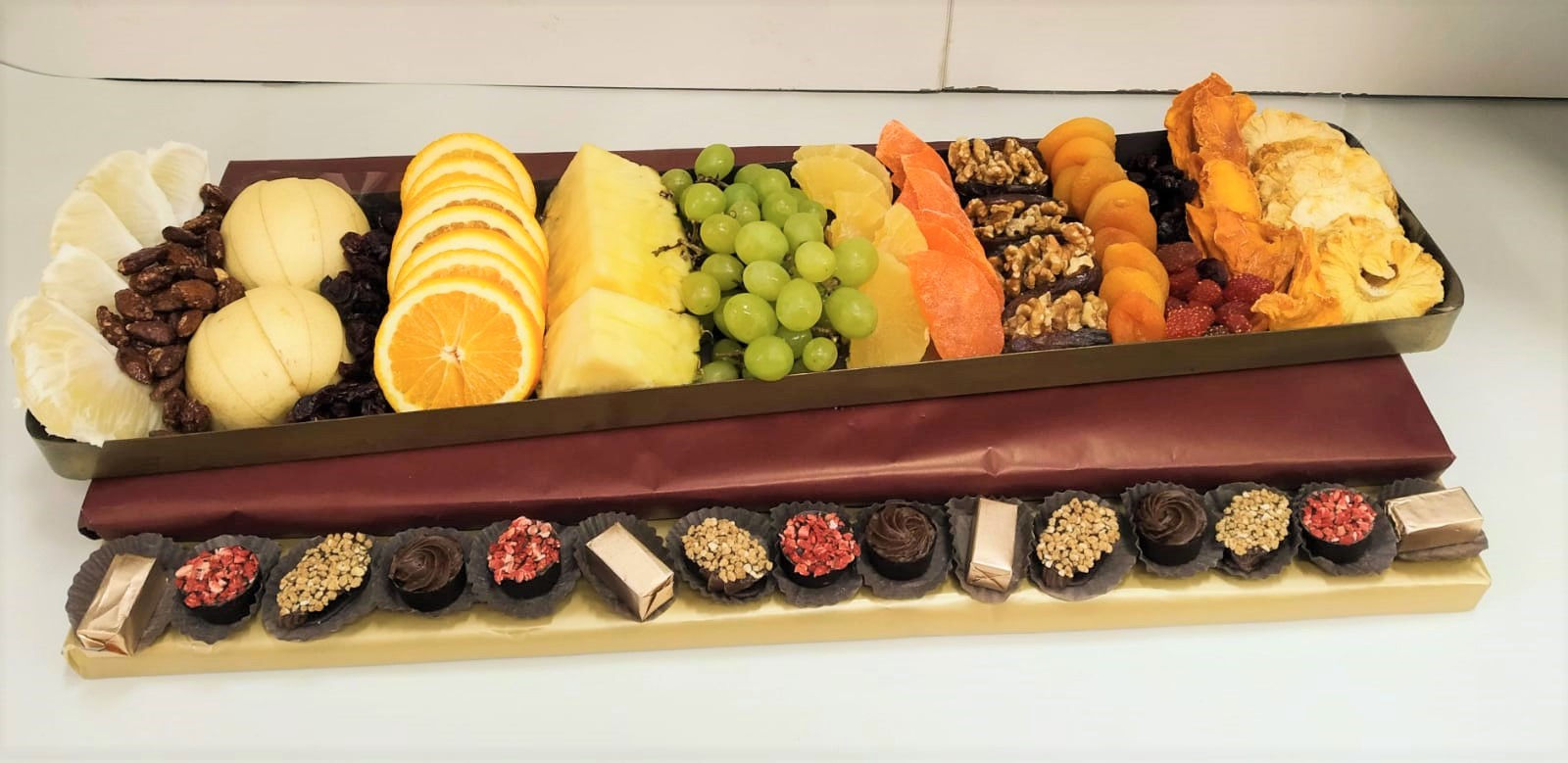 פירות יבשים וטריים במרכז שולחן ענק!!