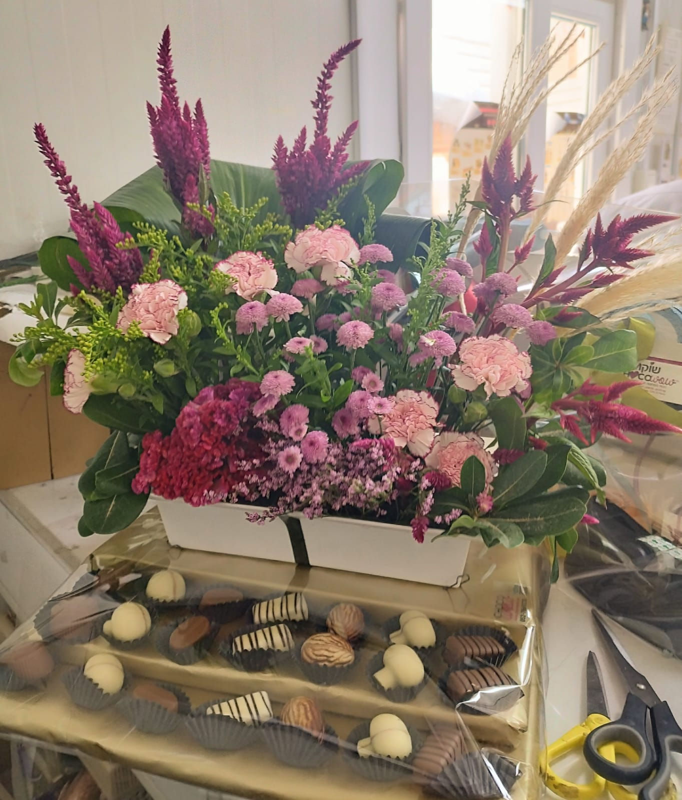 פרחים חיים עם פרליני שוקולד בעיצוב