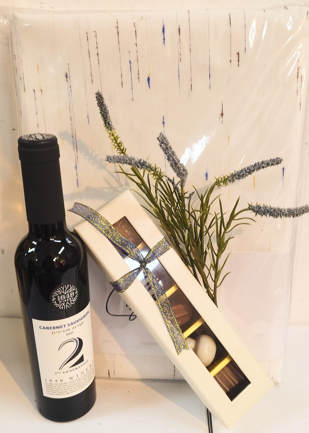 מפת שולחן יין קטן ופרלינים