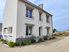 La maison Ty Meham n'est pas mitoyenne. Elle est isolée au milieu du jardin privé et de la cour privative. Les nombreuses plantations offrent un environnement fleuri durant une grande partie de l'année. Les ouverture sont très grandes et permettent d'illuminer l'intérieur même lorsque le temps est sombre. La maison est de style typique bretonne.