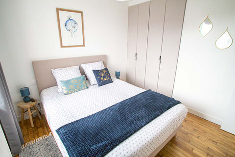 Une des quatre chambre lumineuse. Elle est équipée d'un lit queen size avec literie de qualité et d'un très grand placard. Le sol est en parquet de bois massif très chaleureux. Les draps et les couettes sont comprises dans la location. La vue par la grande fenêtre donne sur la mer et la campagne.