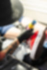 Tatoueur en plein travail sur une jambe