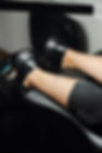Gros plan sur les jambes d'Erika en bottines noires.