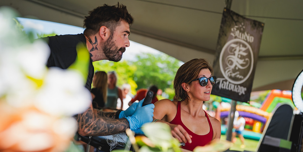 Tatoueur en action au Studio E Tatouage lors d'un événement