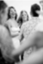 Femme riant lors d'un événement social convivial