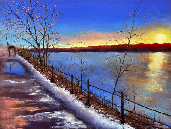 Pastel sec de Jo-Anne Pion représentant un paysage hivernal au bord d'un fleuve au coucher du soleil, avec un sentier enneigé et une clôture longeant l'eau.