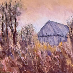 Grange dans un décor automnal; herbes aux couleurs roses, verts et oranges.  Pastel sec par Jo-Anne Pion