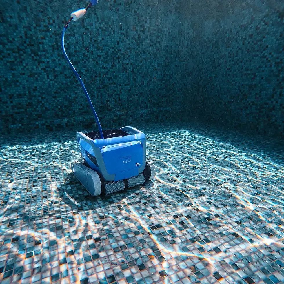 Thumbnail: Nettoyeur Dolphin M550 avec fil pour piscine creusée de Maytronics