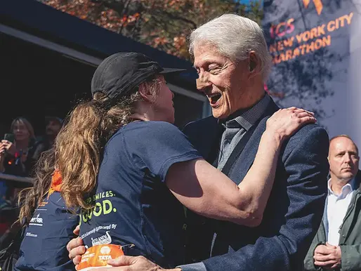 Bill Clinton fue visto en el maratón de Nueva York con la nariz vendada mientras animaba a su hija Chelsea