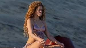 Shakira vuelve a presumir sus curvas a la orilla del mar en México
