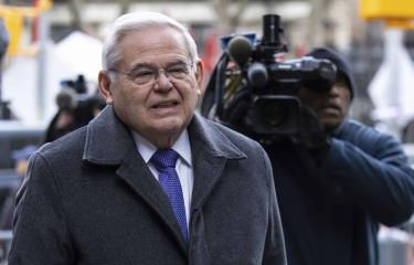 El exsenador Bob Menéndez ingresa a prisión para cumplir condena de 11 años por soborno