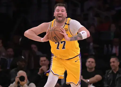 Doncic, fuera al menos una semana por un esguince en un dedo