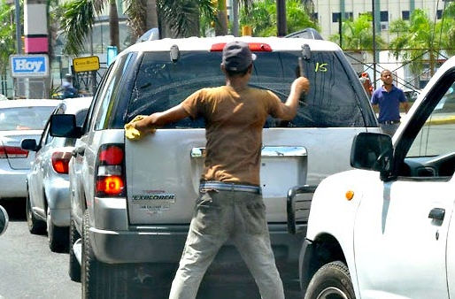 Buscan sacar a los 'limpiavidrios' de las calles de Santo Domingo