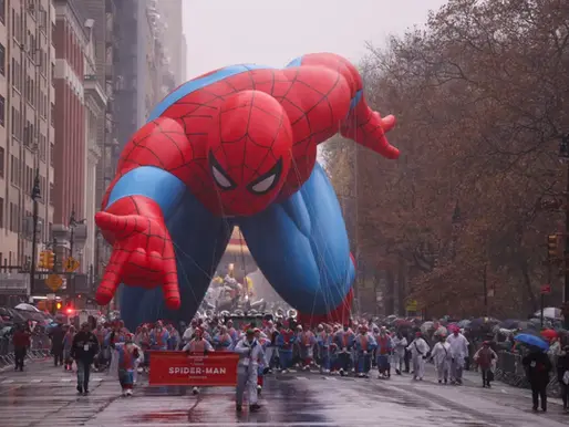 La lluvia no detuvo el tradicional desfile de Acción de Gracias de Nueva York