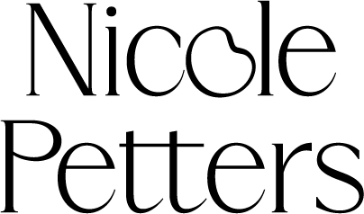 nicole-petters-logo-pion-bezpodpisu_2x.webp