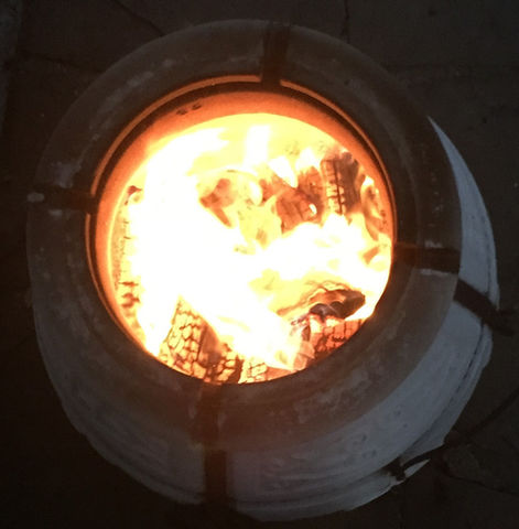 Piec Tandoor w nocy. Płomień w środku