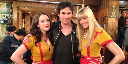 IAN COM AS ATRIZES DE 2 BROKE GIRLS
