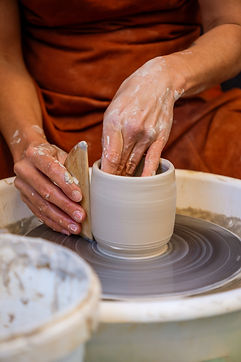 mains en train de tourner de l'argile chez rocambole céramique atelier de tour