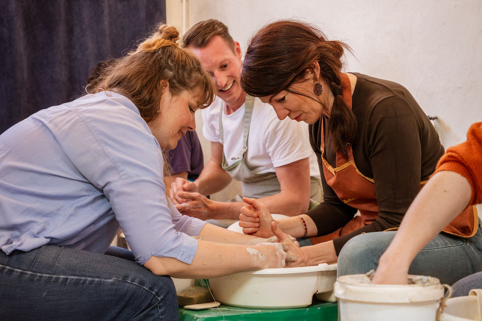 prof de poterie à l'atelier Rocambole céramique à la rochelle