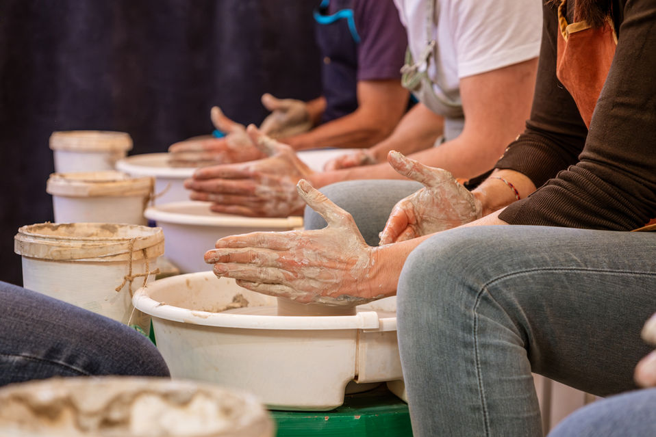 élèves en formation poterie à la rochelle