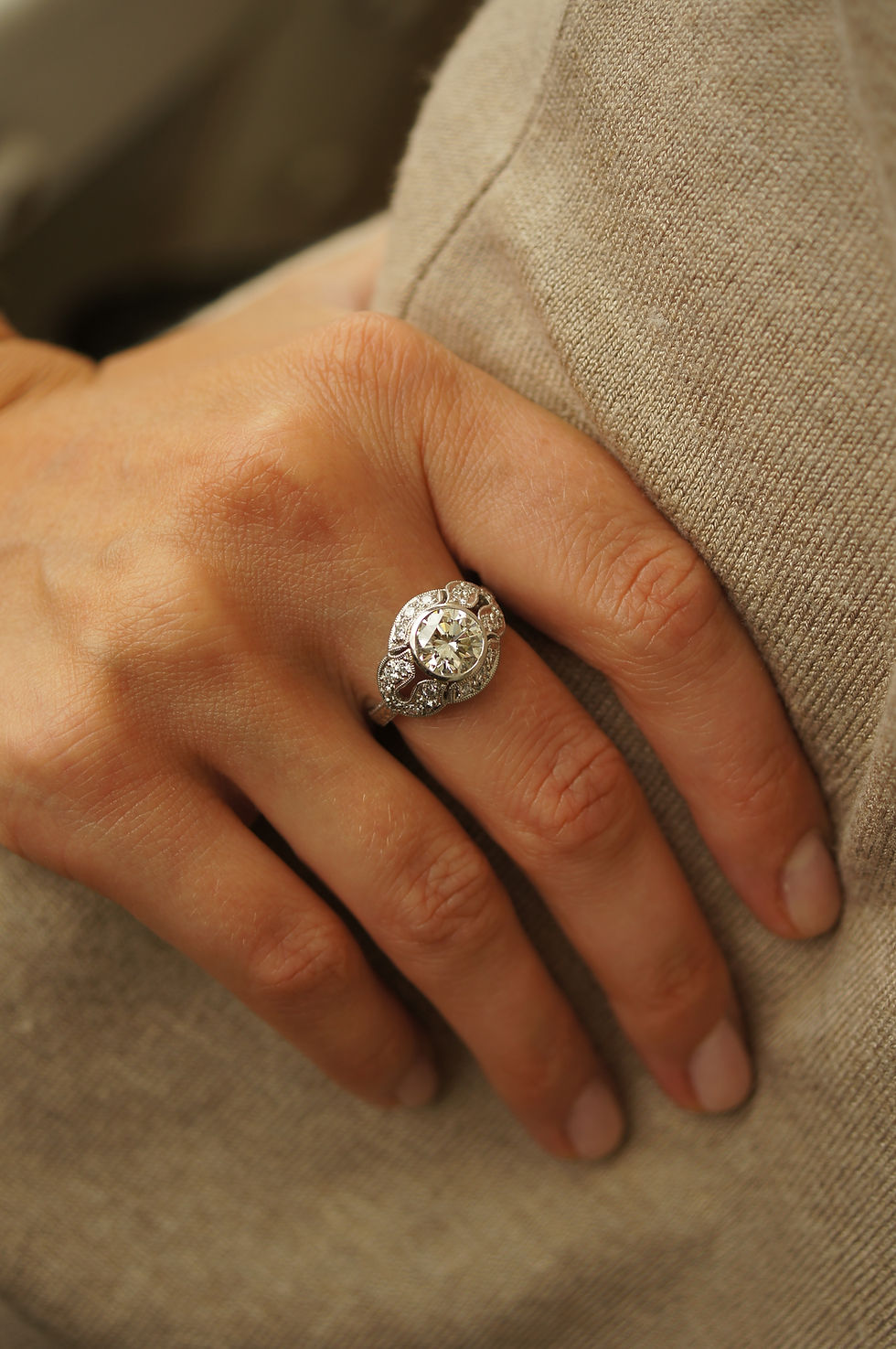 Thumbnail: Pierścionek "Rzeźbiony w platynie"