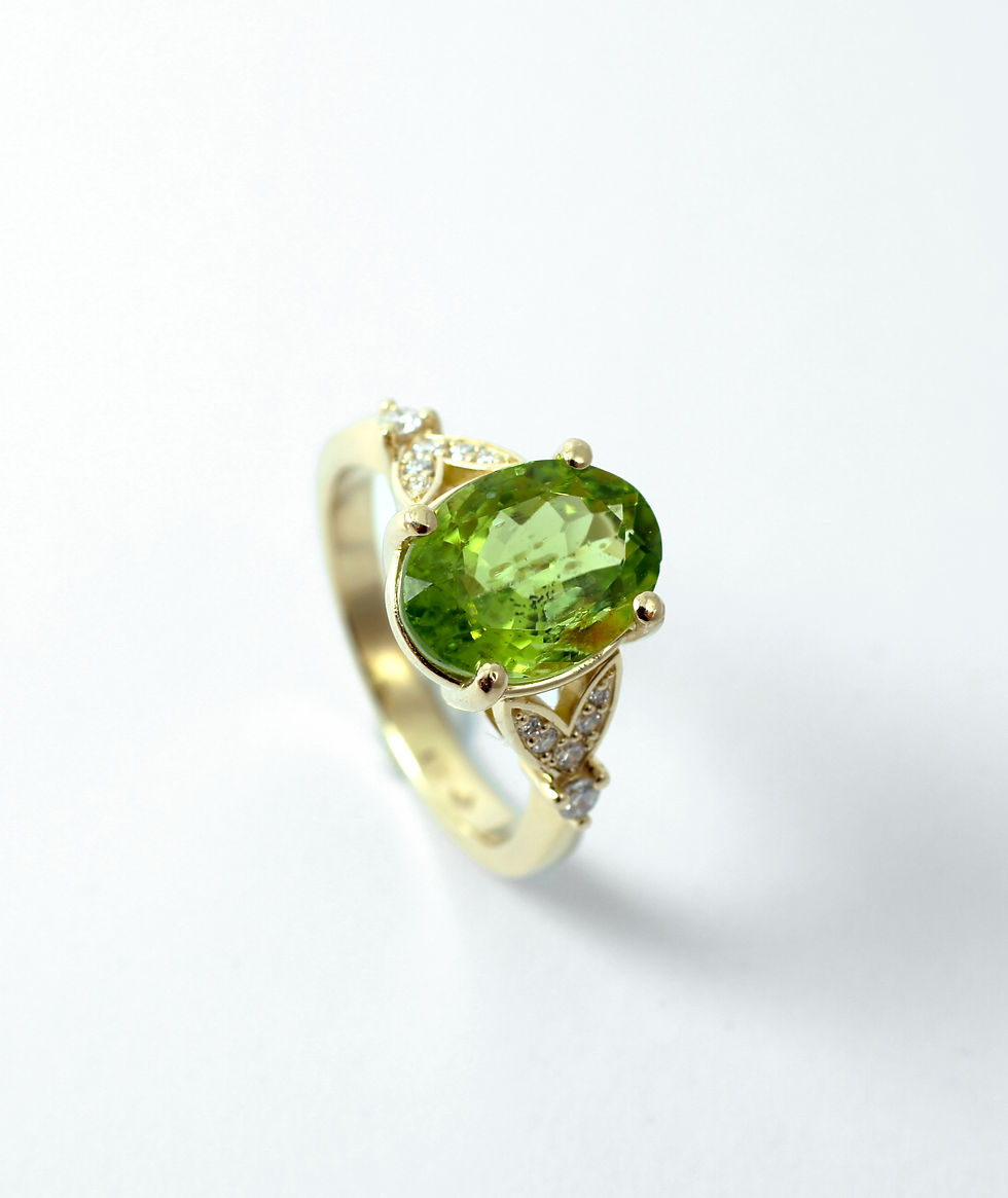 Thumbnail: Pierścionek  "Peridot w Diamentach"