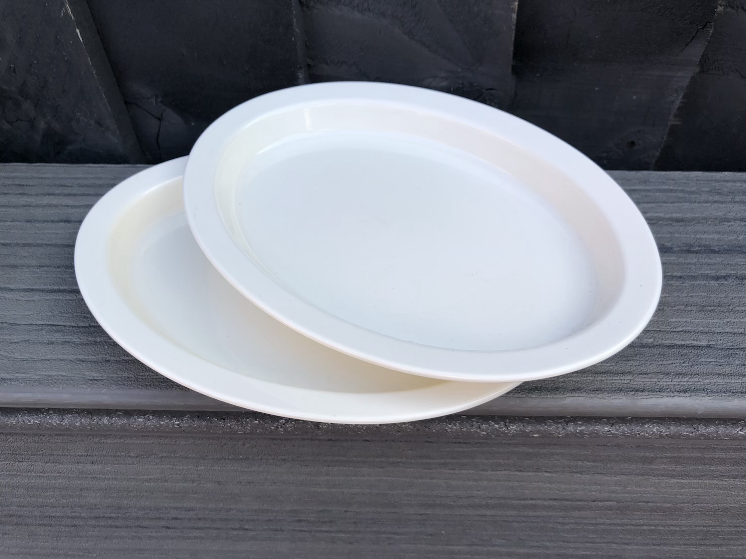 Airline plastic serving plates 