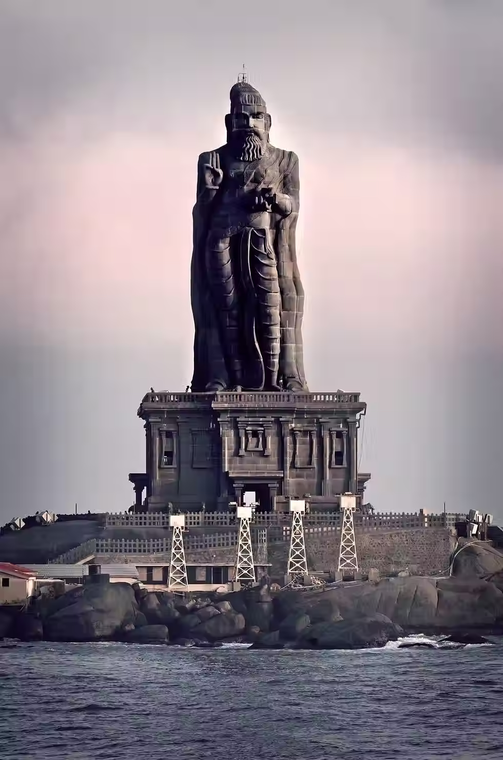 thiruvalluvar-statue-kanyakumari-tourist-attraction-1i6yk3y.avif