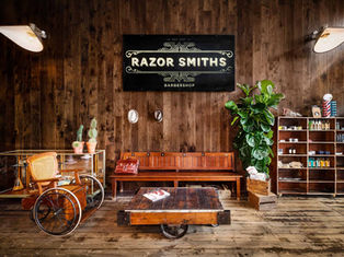 木質地板 × 紅磚牆 × 多肉植栽:RazorSmiths 的質感懷舊男士沙龍美學