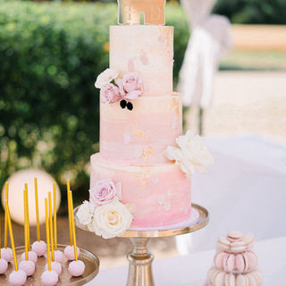 Rosafarbene Marmor-Hochzeitstorte mit Goldakzenten und Zuckerblüten