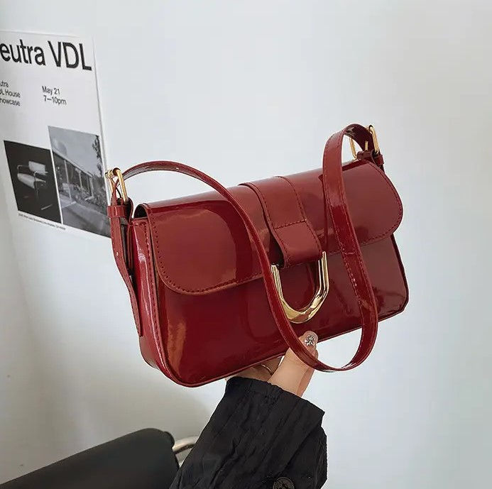 Retro Burgundy Horseshoe Buckle Shoulder Bag