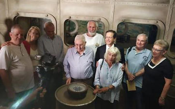 קבוצה סביב מצפן עתיק