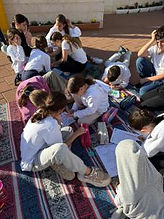 תלמידים לומדים יחד בחוץ באירוס נס ציונה