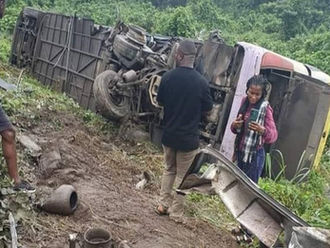 Grave Accident sur l'Axe Douala-Yaoundé : Un Bus VIP de Finex Voyage Plonge dans le Ravin