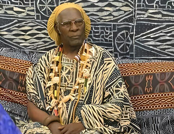 La visite d’une délégation de chefs traditionnels de la région de l’Ouest à la présidence a déclenché une vive réaction de la part de l’un des monarques les plus respectés du pays, Sa Majesté Sokoudjou, Fo’o des Bamendjou. Dans une tribune virulente et publiée ce 14 août 2025, il dénonce une initiative à laquelle il affirme ne pas avoir participé, et lance un message cinglant à ses pairs.