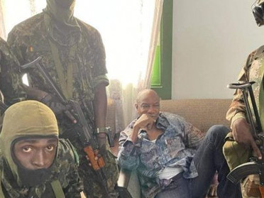 Guinée: Alpha Condé renversé par le Colonel Doumbouya qui annonce la suspension de la Constitution.