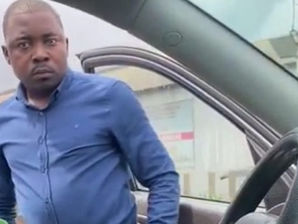 Cameroun : Cet homme qui a tabassé une femme au volant de son véhicule a passé sa deuxième nuit