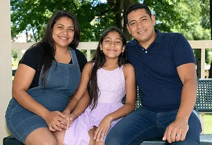 Rosario Cruz y Carlos Rivas y familia - Más Líder ONG.webp