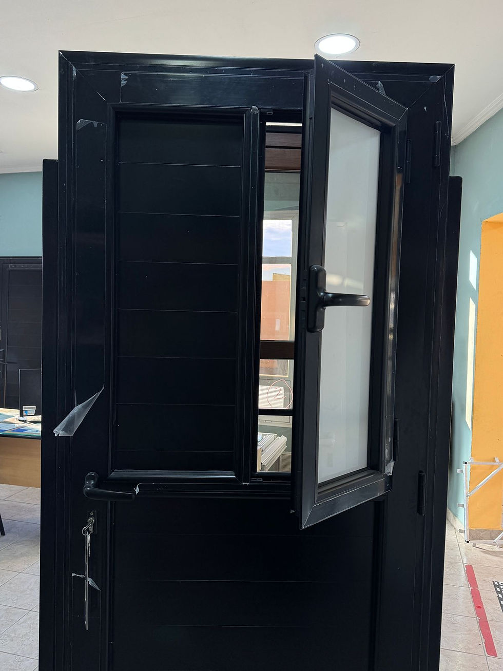 Miniatura: Puerta de aluminio color Negro con hoja de abrir de vidrio laminado 0,90x2,05m