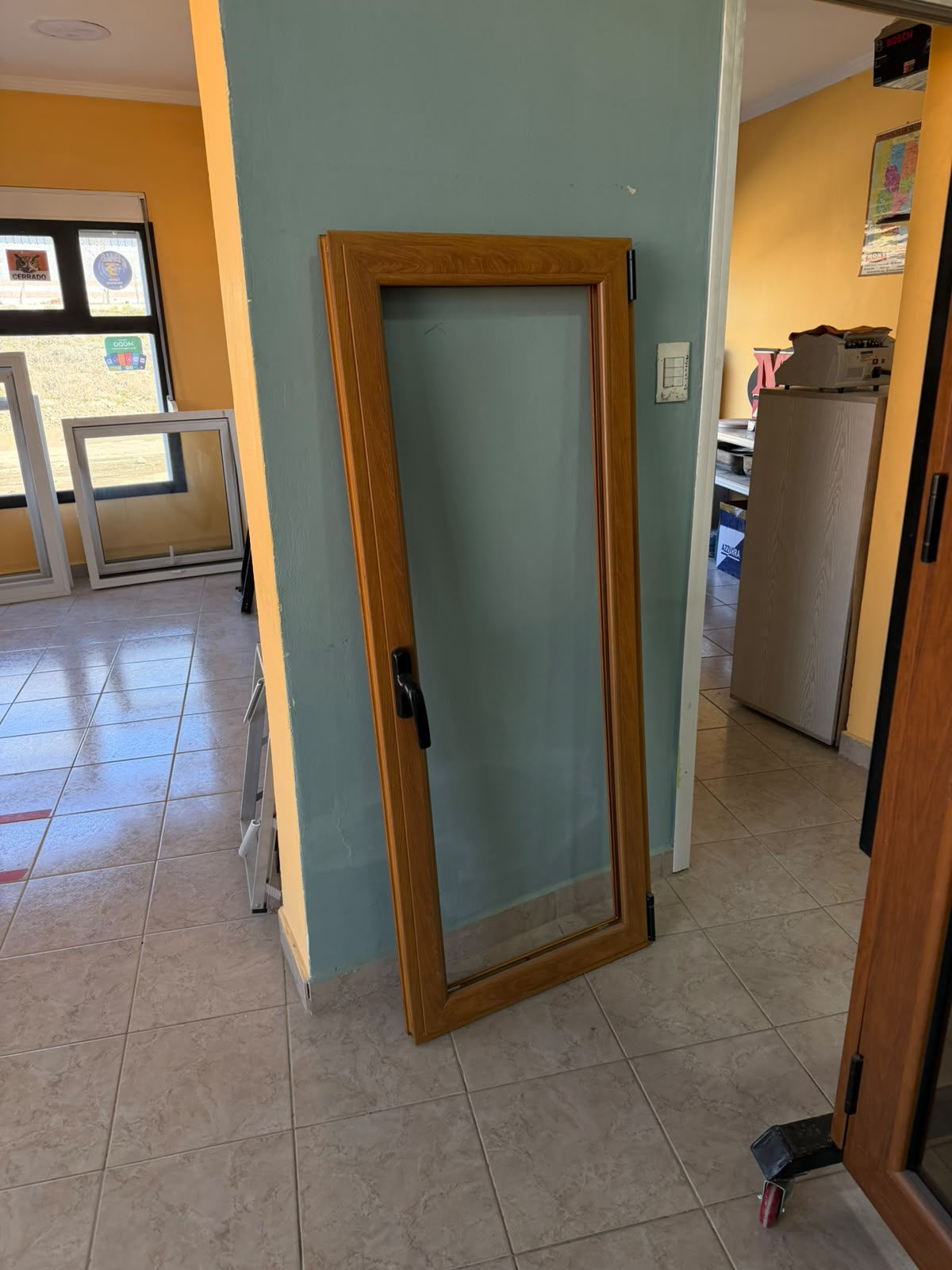 Ventana de aluminio color Simil Roble oscilobatiente con DVH 0,60x1,50m