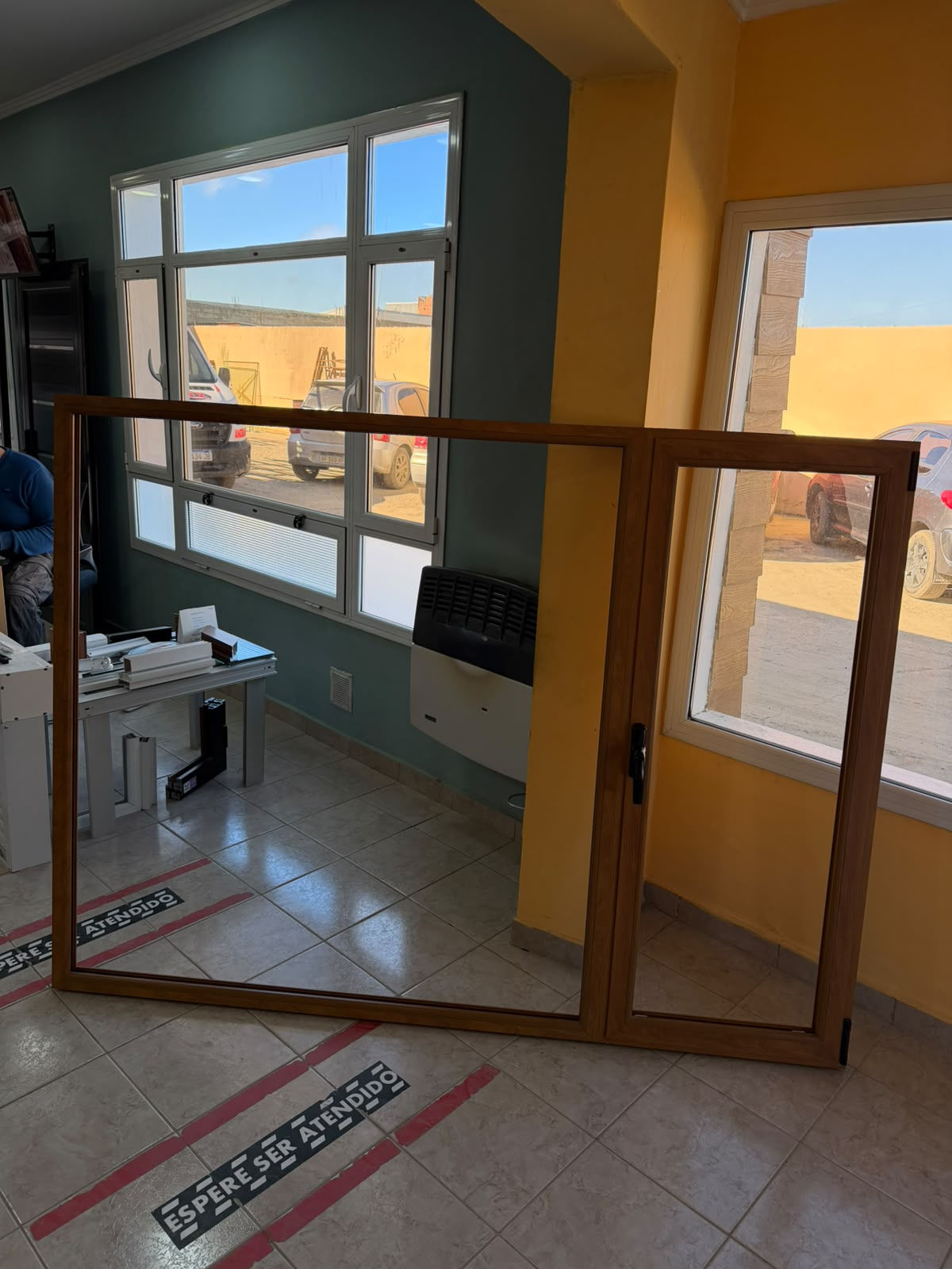 Ventana de aluminio color Simil Roble con hoja oscilobatiente y DVH 2,00x1,50m