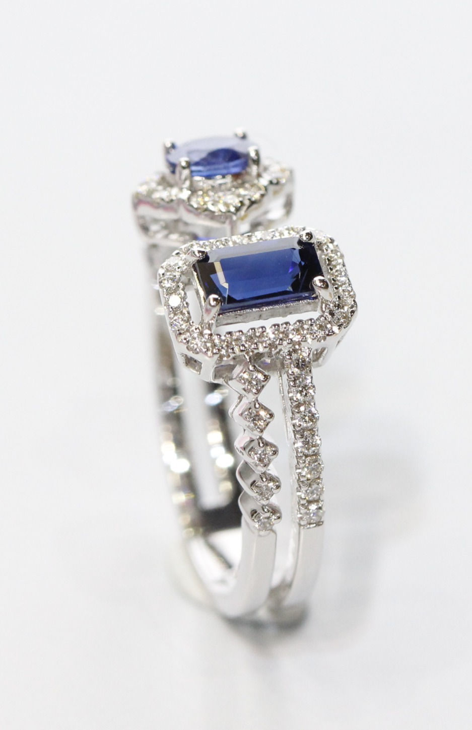 Thumbnail: Blue sapphire ring 0.9 cts W8R4957