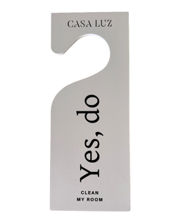 Poming casa luz cara blanca fondo blanco