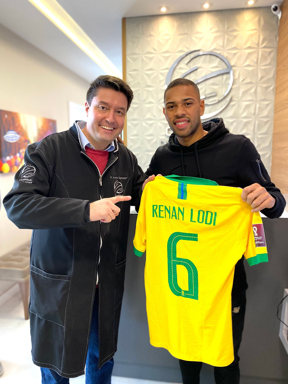 Doutor Márcio Cantador atendendo atleta de alta performance Renan Lodi na Curitiba Dental Office